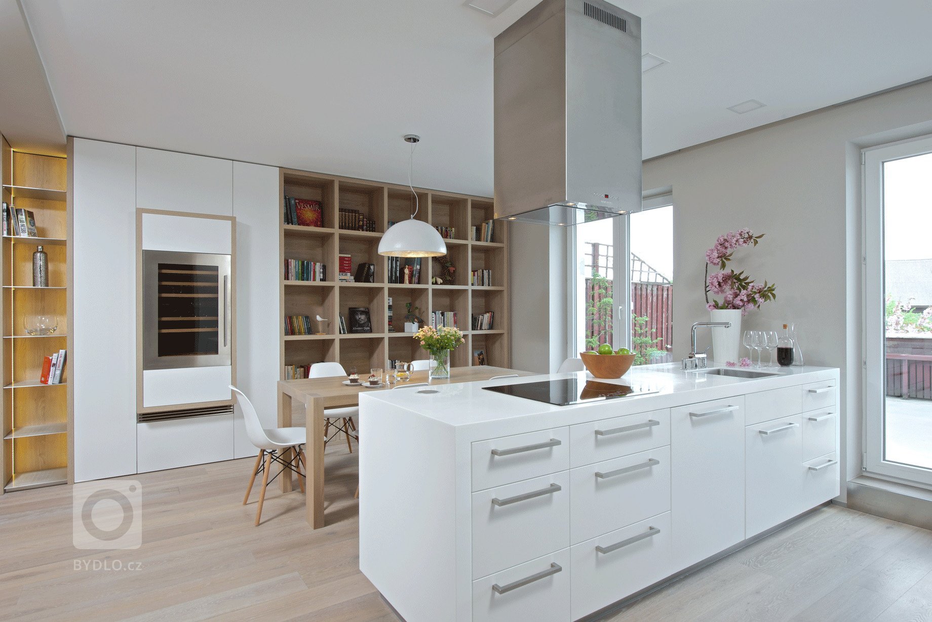 Přestavba developerského bytu z&nbsp;počátku 90. let řešila dispoziční i technické nedostatky: nedostatek úložných prostor, špatnou zvukovou izolaci,…