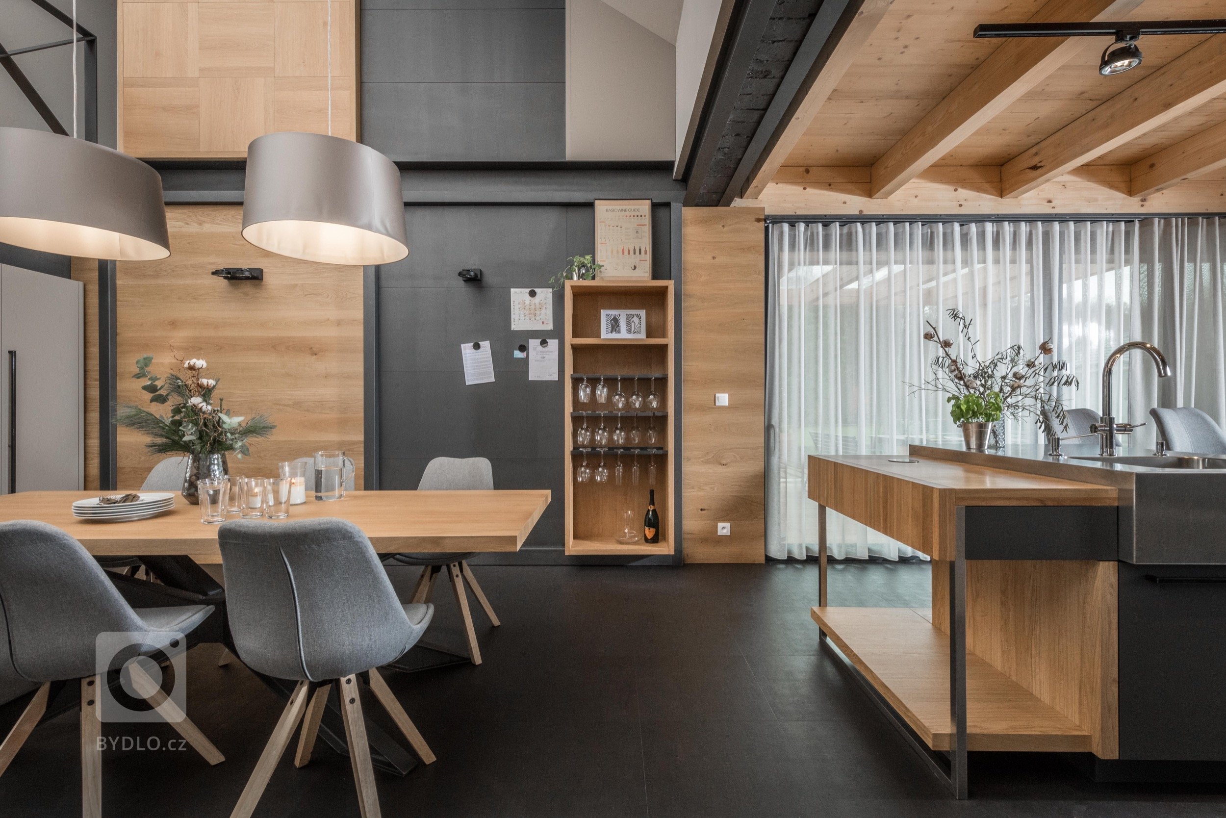 Prarodiče věnovali svůj dům, starý přes 100 let, vnučce. Nadále využívají 2/3 přízemí a polovinu půdy. Druhá polovina půdy a 1/3 domku byla prázdná a…