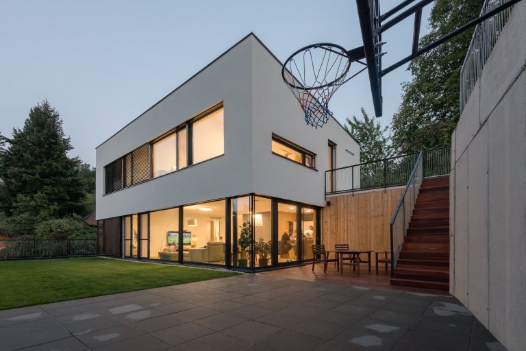 Elegantní dům pod svahem