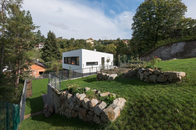 Elegantní dům pod svahem