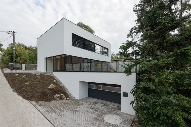 Elegantní dům pod svahem