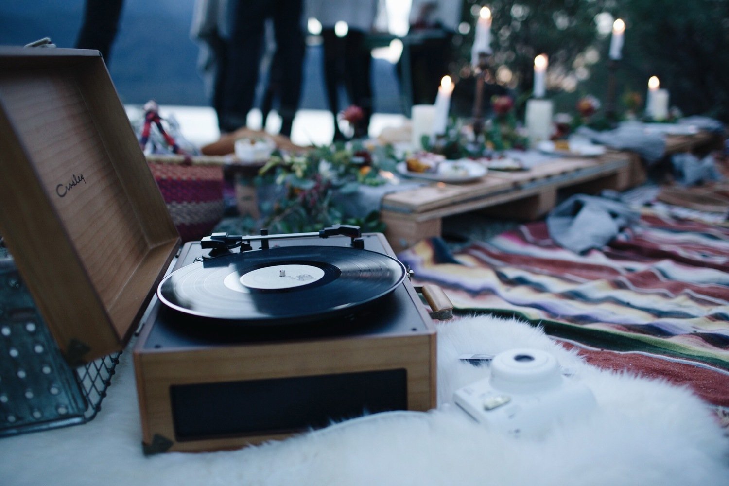 Hudba dokáže podtrhou atmosféru. Vyberte něco klidnějšího, co nebude zasahovat do hovoru. 