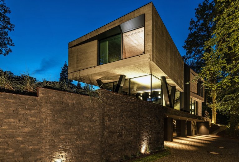Luxusní betonová vila uprostred přírody