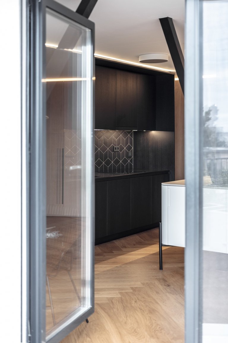 Bydlení ve střešní nástavbě panelového domu