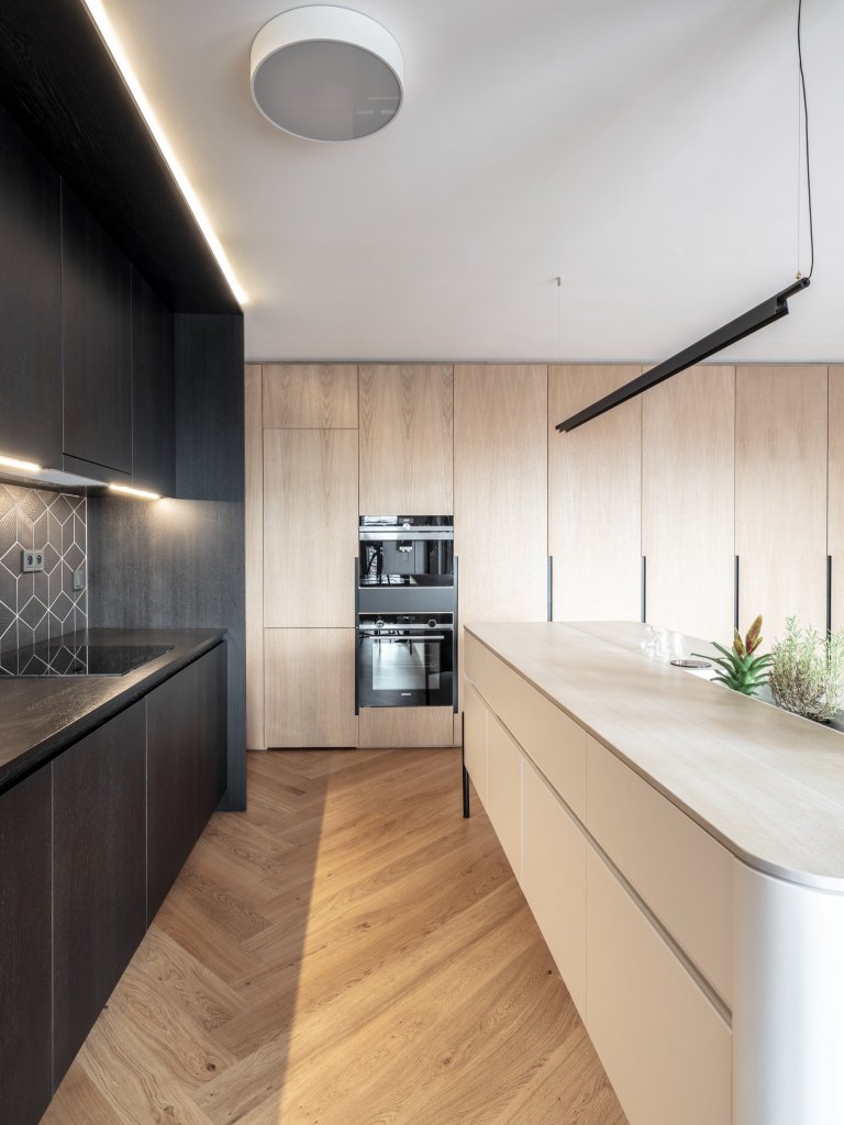 Bydlení ve střešní nástavbě panelového domu