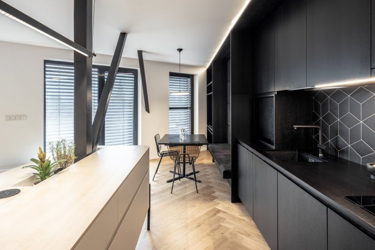 Bydlení ve střešní nástavbě panelového domu