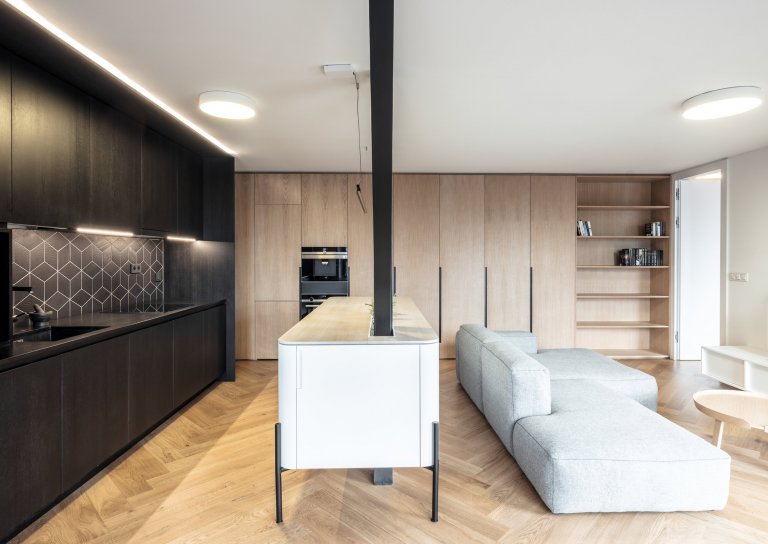 Bydlení ve střešní nástavbě panelového domu