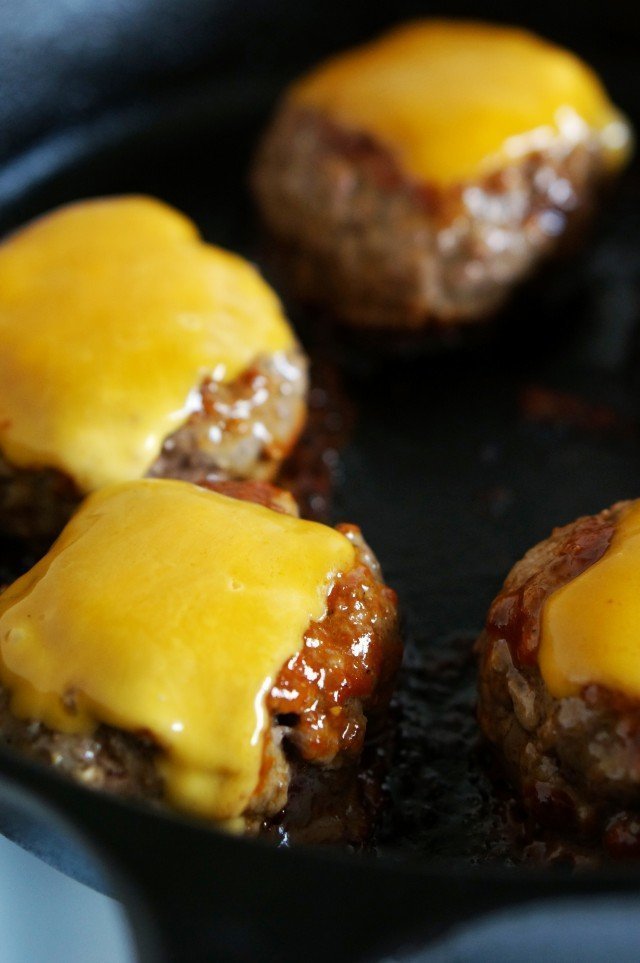 Sýr nechejte na mase rozpustit.