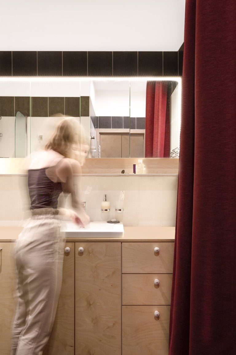 Buďme velkorysí. Elegance může být i praktická. Koš na špinavé prádlo, místo pro kosmetiku, či prací prostředky, to vše má své místo, které není na očích.