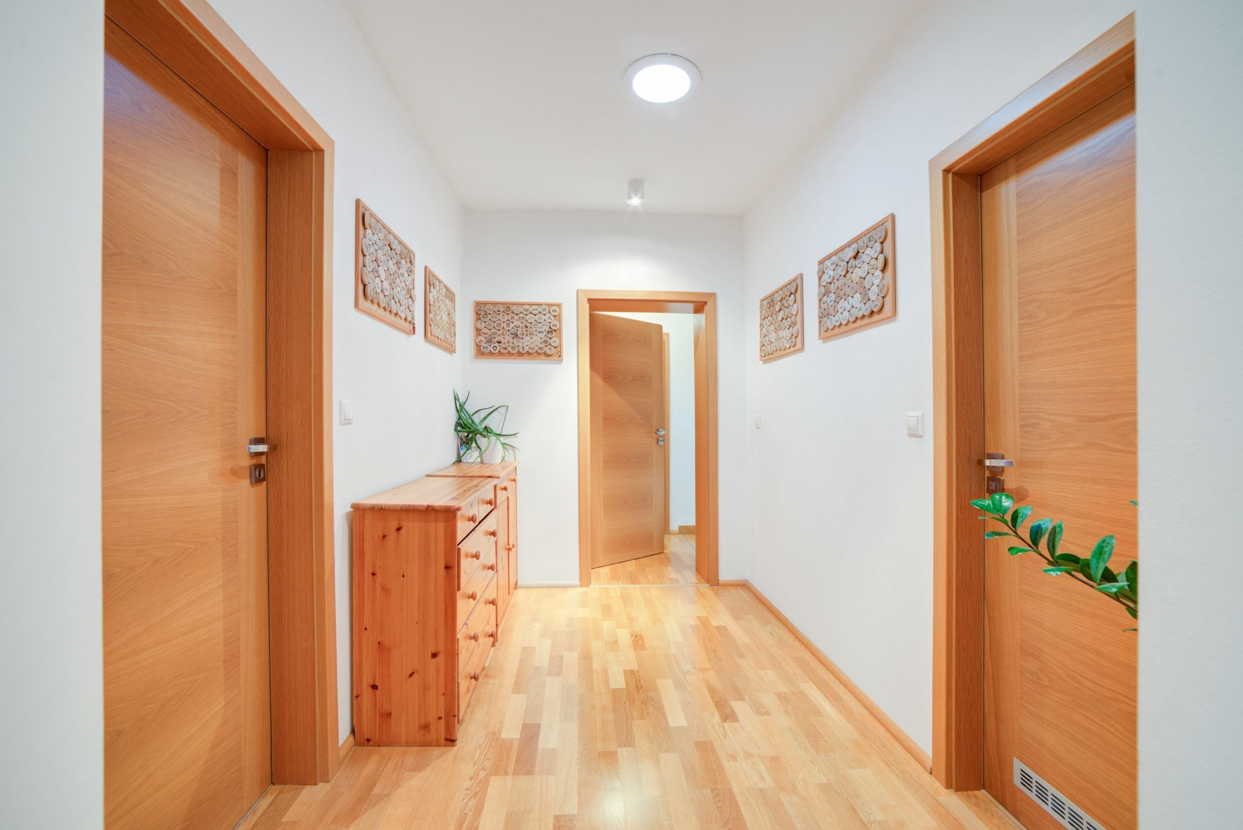 Realizace interiérových dveří v návaznosti na původní interiér domu. Dominantní dřevinou zde byl dub. Aby interiérové dveře nepůsobily fádně, zvolili jsme…