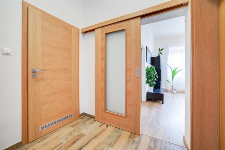 Realizace interiérových dveří v návaznosti na původní interiér domu. Dominantní dřevinou zde byl dub. Aby interiérové dveře nepůsobily fádně, zvolili jsme…