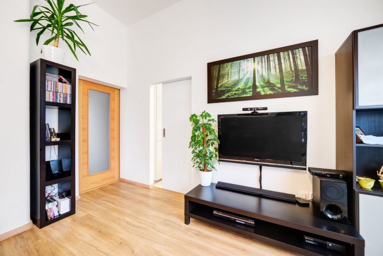 Realizace interiérových dveří v návaznosti na původní interiér domu. Dominantní dřevinou zde byl dub. Aby interiérové dveře nepůsobily fádně, zvolili jsme…