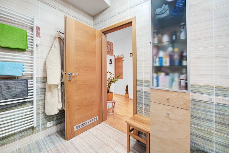 Realizace interiérových dveří v návaznosti na původní interiér domu. Dominantní dřevinou zde byl dub. Aby interiérové dveře nepůsobily fádně, zvolili jsme…