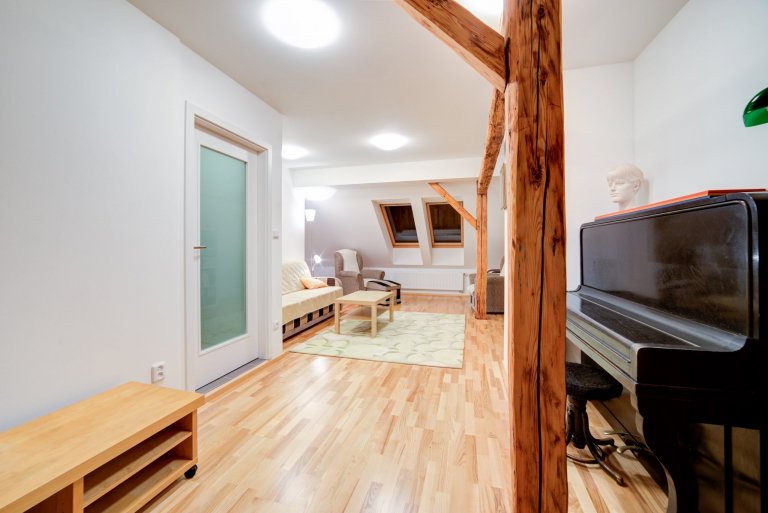 Do podkrovního obývacího pokoje jsme instalovali dýhovanou podlahu v dekoru Jasan. K původním dubovým trámům se díky své pestrosti podlaha skvěle hodí,…