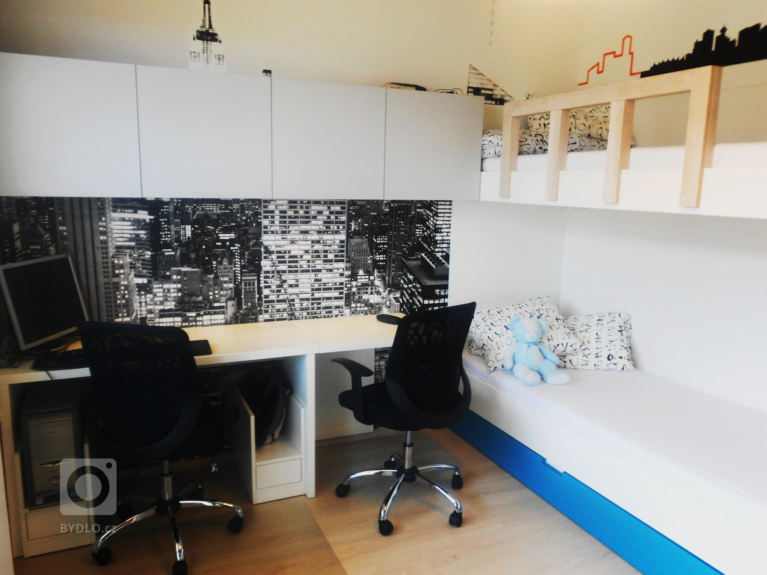 Desku pracovního stolu pro nevlastního syna je možné sklopit, aby nezabírala místo.