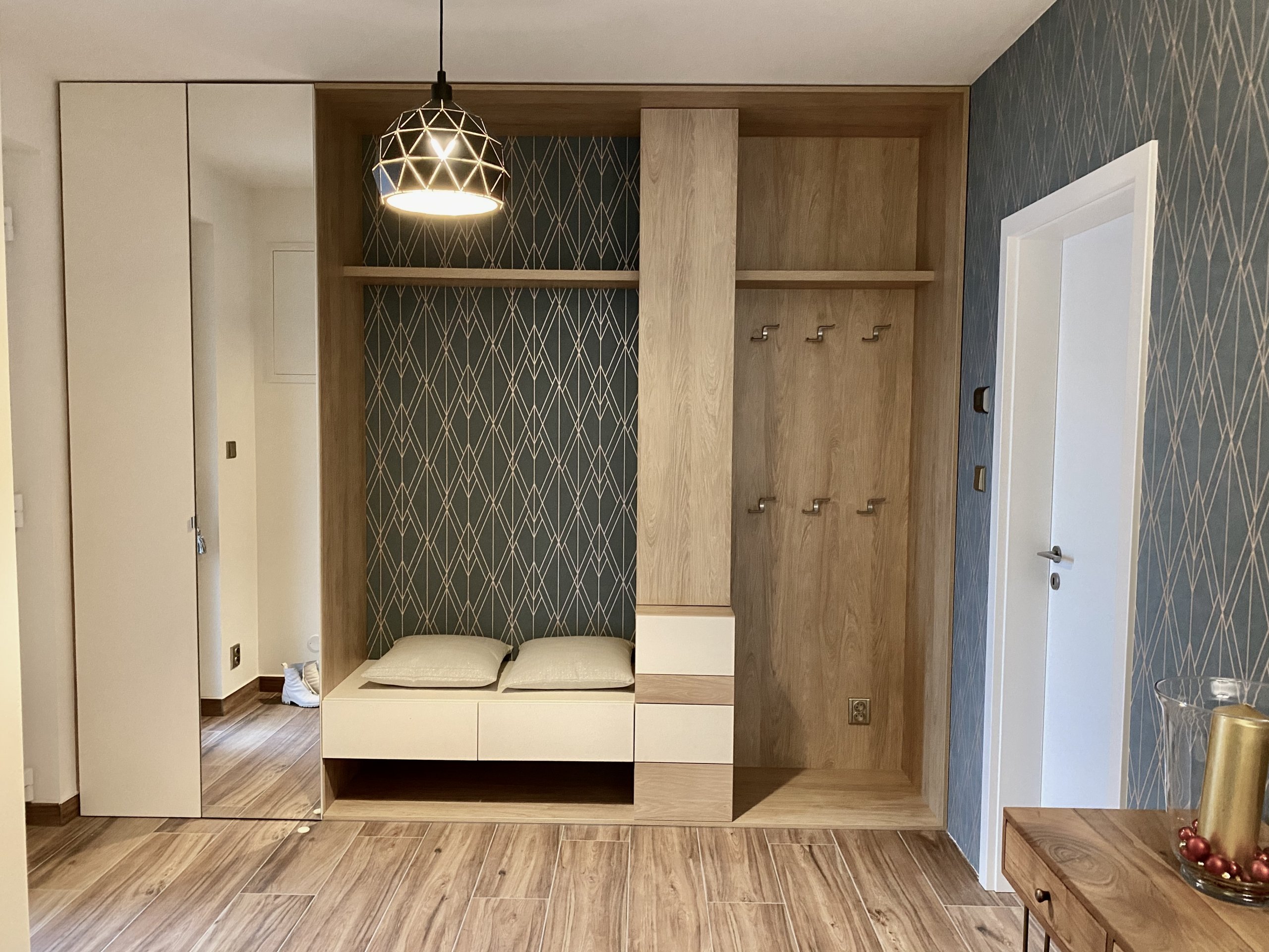 Rodinný dům Stradonice.
Realizace interiérů dřevostavby pro rodinu s odrostlými dětmi. Hlavním požadavkem byl vzdušný a světlý interiér s důrazem na…