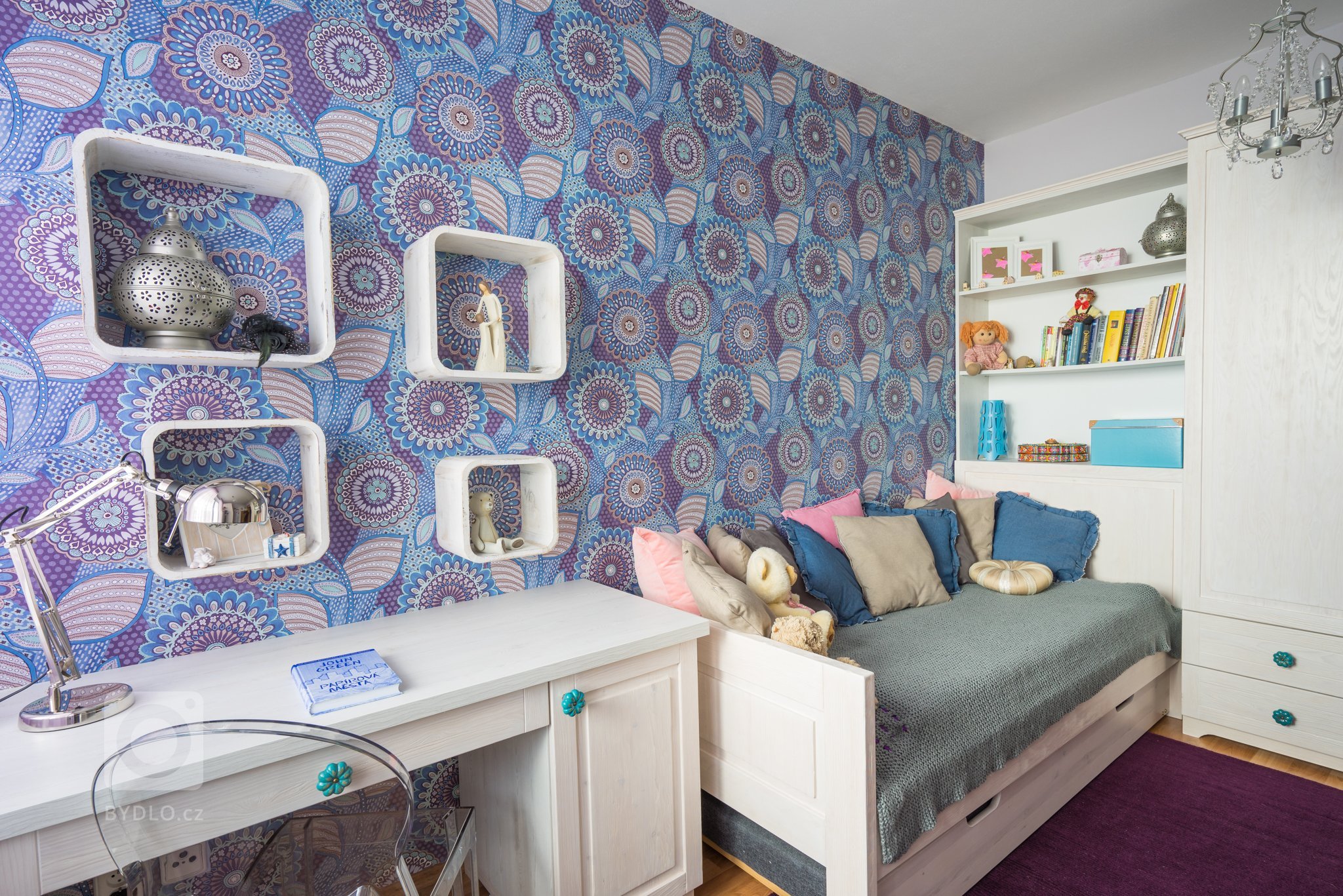 Hlavní požadavek zněl: NECHCI RŮŽOVOU!!!! Naštěstí nepadl další nápad, ve stylu: &bdquo; Chci červené puntíky a černé pruhy :) &ldquo;. Dispoziční řešení…