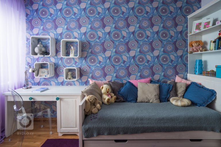 Hlavní požadavek zněl: NECHCI RŮŽOVOU!!!! Naštěstí nepadl další nápad, ve stylu: &bdquo; Chci červené puntíky a černé pruhy :) &ldquo;. Dispoziční řešení…