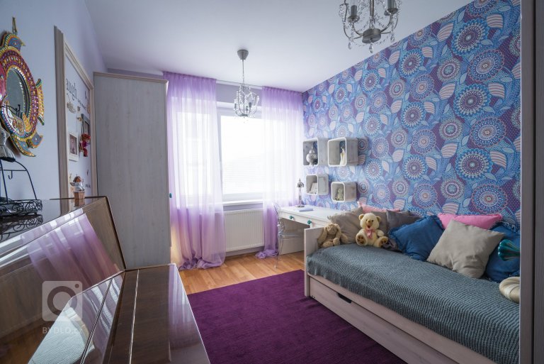 Hlavní požadavek zněl: NECHCI RŮŽOVOU!!!! Naštěstí nepadl další nápad, ve stylu: &bdquo; Chci červené puntíky a černé pruhy :) &ldquo;. Dispoziční řešení…