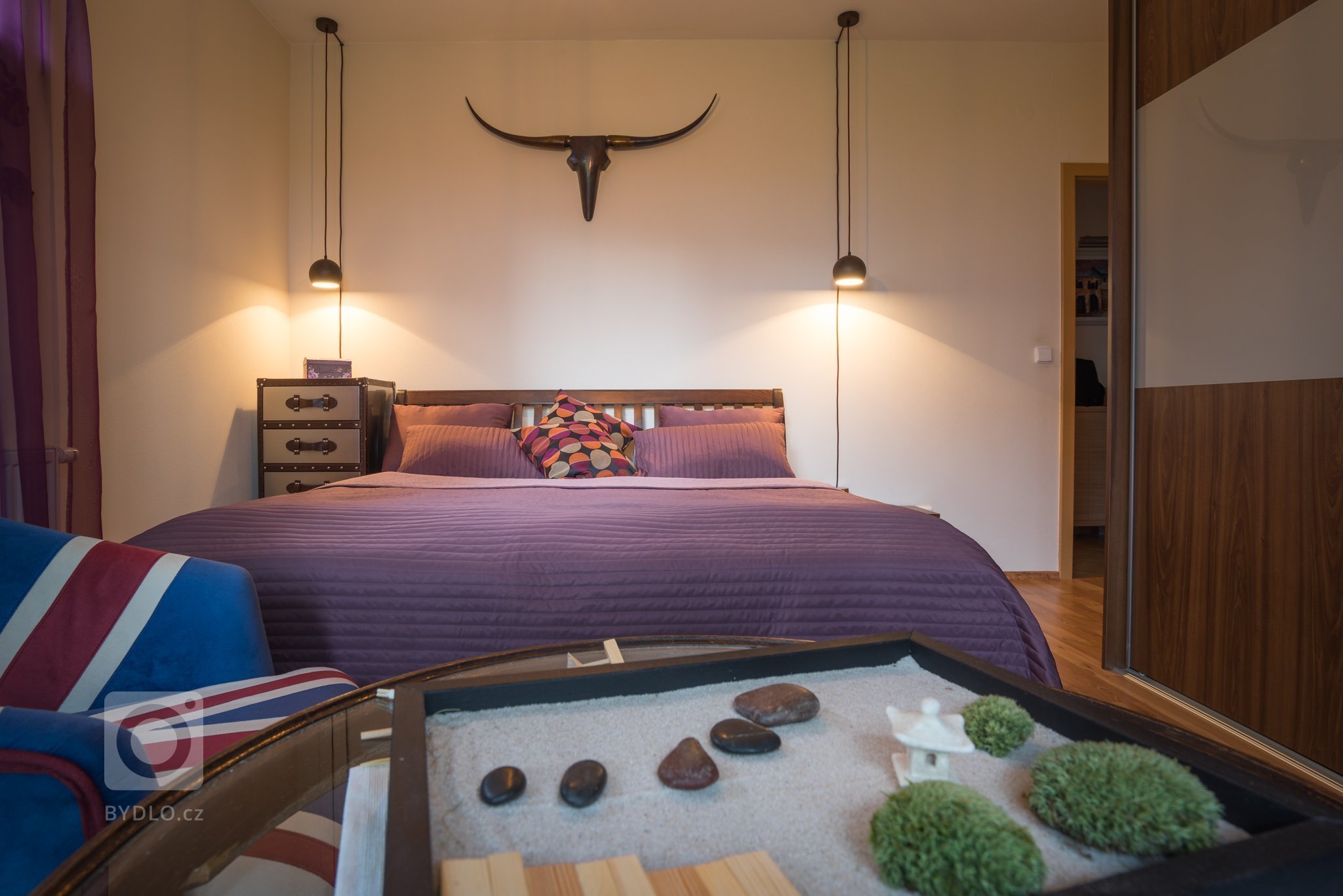 Kufry, trofej, kožešina, křeslo, anglická vlajka, suvenýry ze všech koutu světa. Magická fialová barva. Co víc dodat &hellip;
