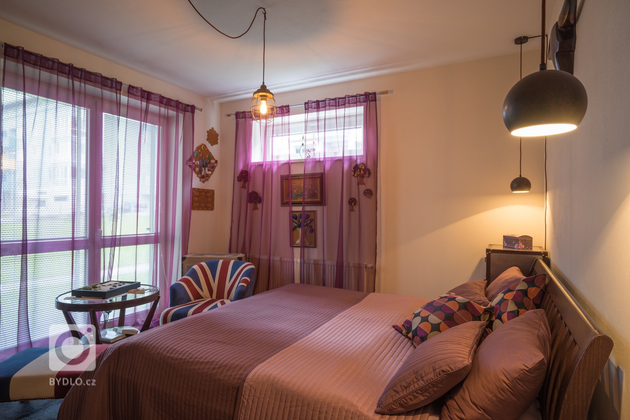 Kufry, trofej, kožešina, křeslo, anglická vlajka, suvenýry ze všech koutu světa. Magická fialová barva. Co víc dodat &hellip;
