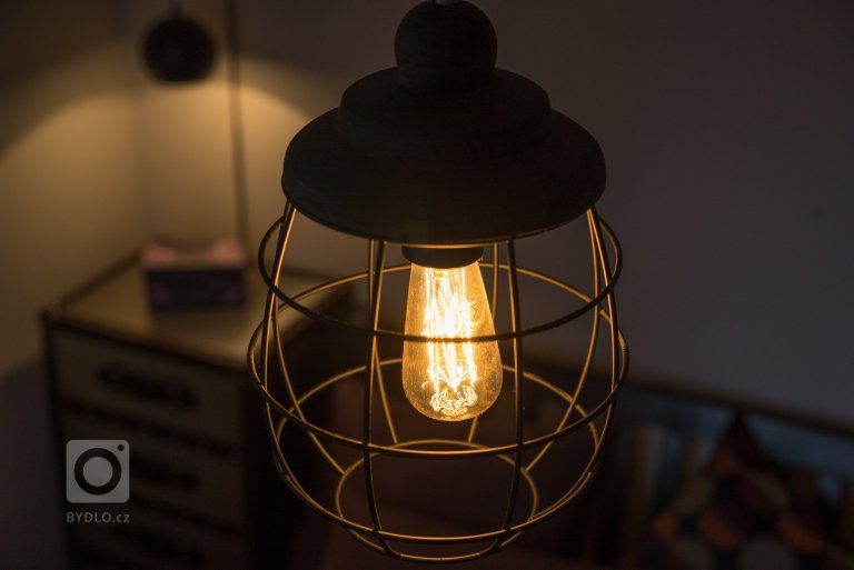 Kufry, trofej, kožešina, křeslo, anglická vlajka, suvenýry ze všech koutu světa. Magická fialová barva. Co víc dodat &hellip;
