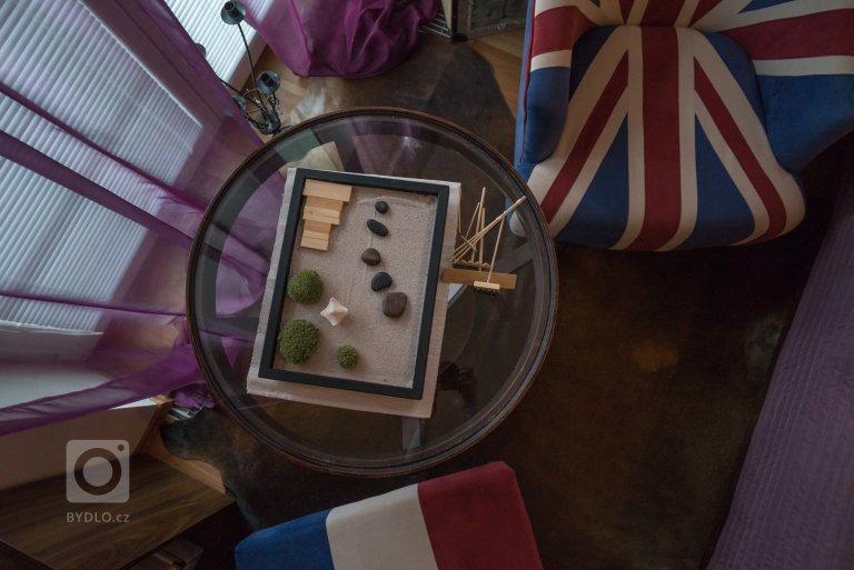 Kufry, trofej, kožešina, křeslo, anglická vlajka, suvenýry ze všech koutu světa. Magická fialová barva. Co víc dodat &hellip;
