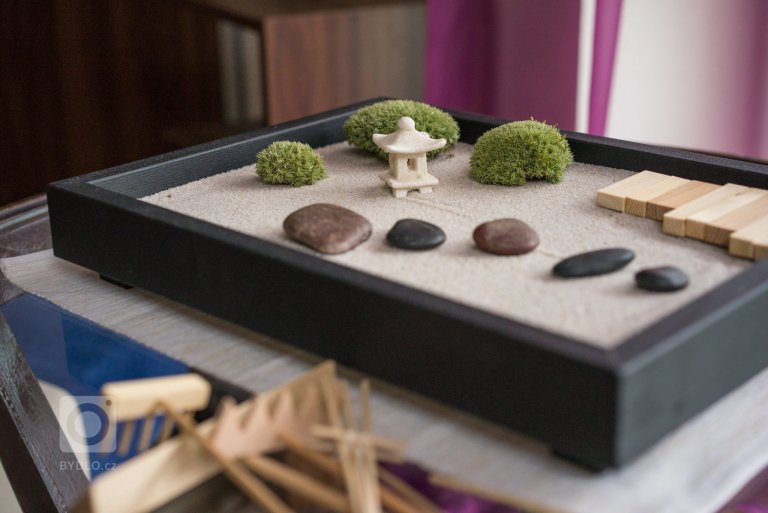 Kufry, trofej, kožešina, křeslo, anglická vlajka, suvenýry ze všech koutu světa. Magická fialová barva. Co víc dodat &hellip;
