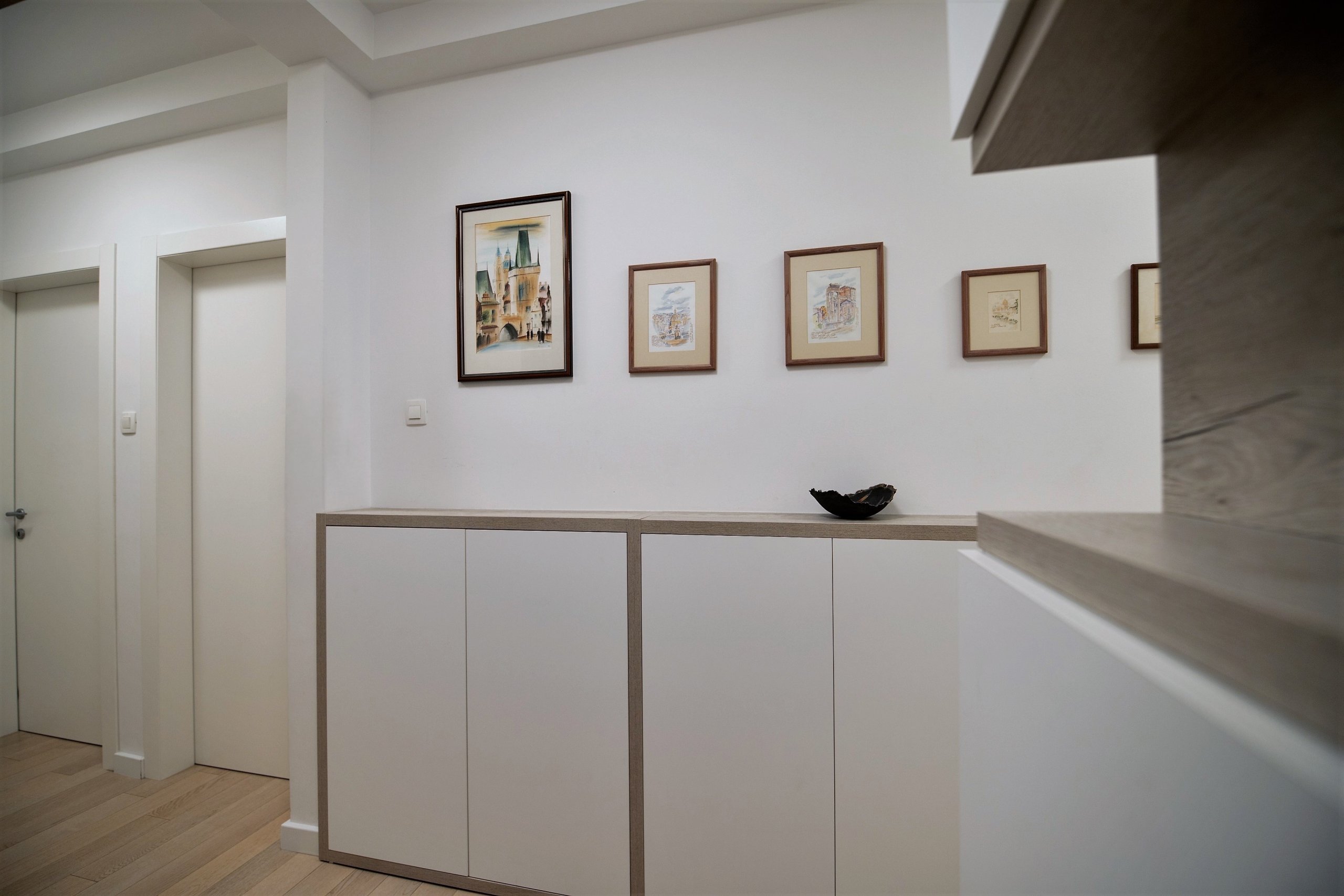 Jednoduchá, funkční, elegantní, uklidňující.... Taková je nová tvář rekonstruované vstupní haly. Jednoduchá, funkční, elegantní, uklidňující.... Taková je nová tvář rekonstruované vstupní haly.