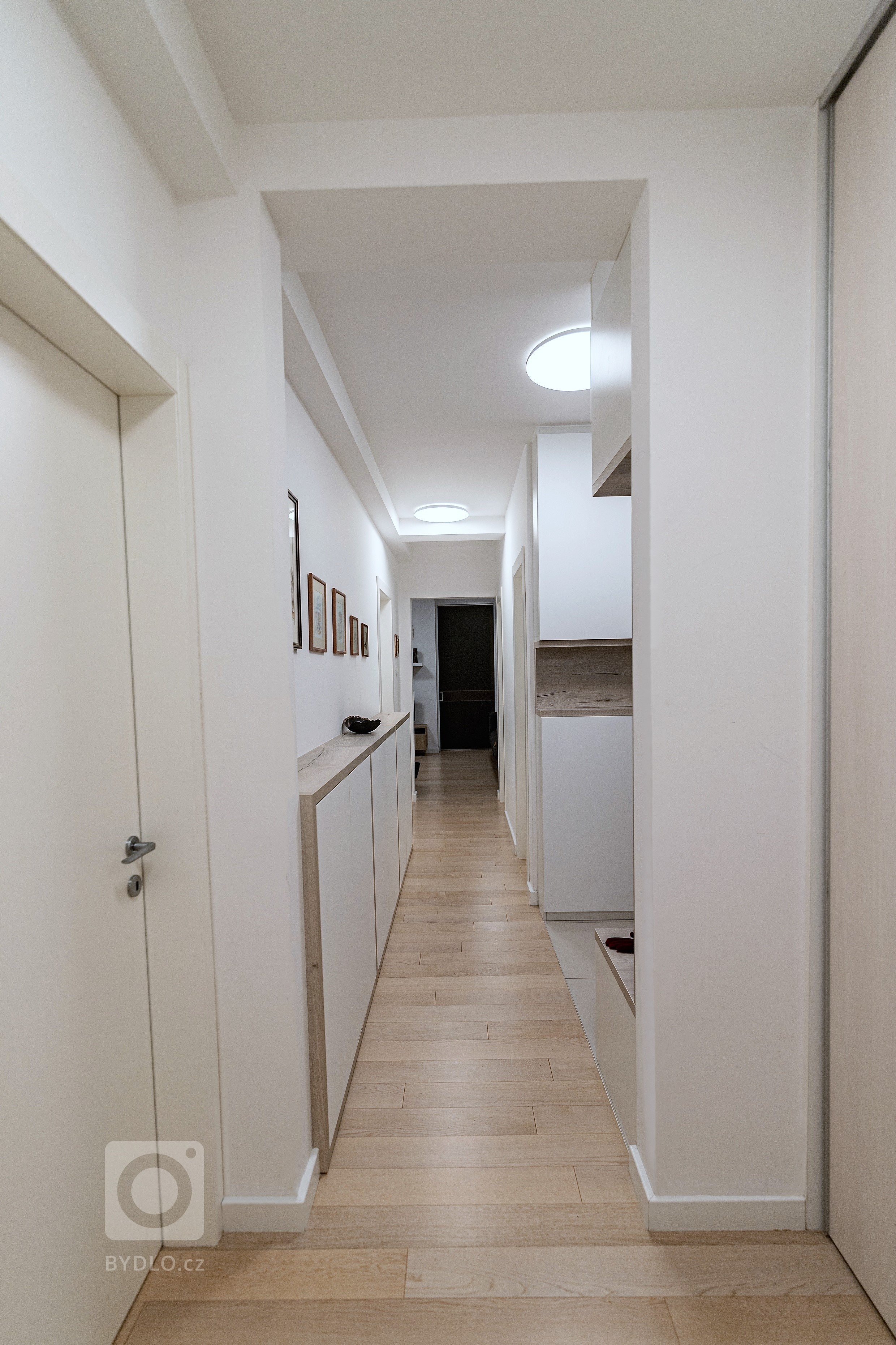 Zadáním bylo navrhnout světlou a vzdušnou vstupní halu s množstvím úložného prostoru na obuv a sportovní pomůcky pro děti klientů. Zvolené barvy a materiály…