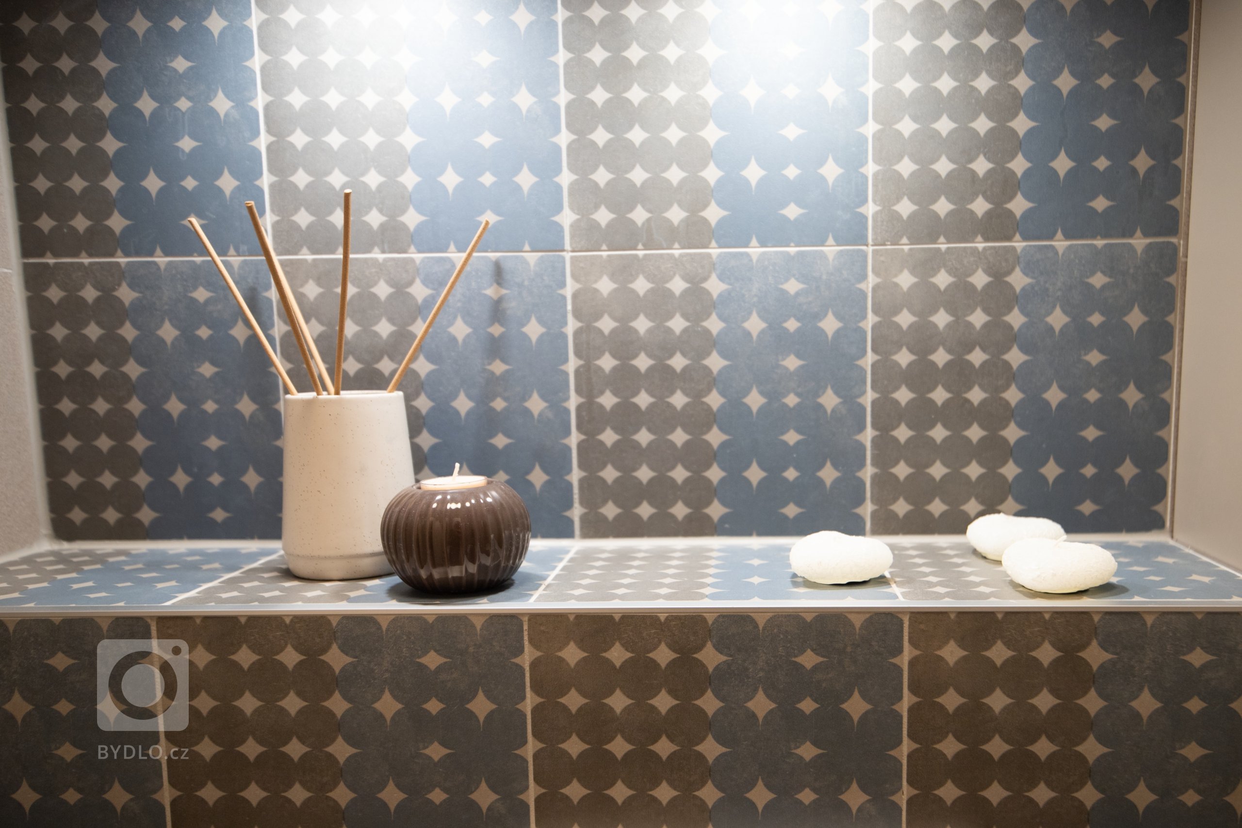 Nicneříkající toaleta dostala novou elegantní tvář. Změnou prošly nejen obklady a nové zařizovací předměty, ale také stará skříň z Ikey, jejíž dvířka byla…