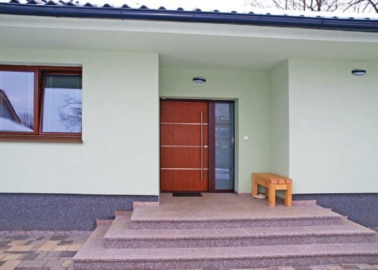 Vstupní široké dveře
