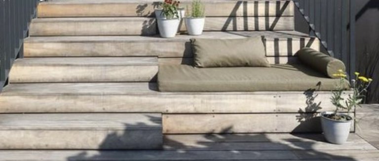 Jak proměnit schody na zahradu pomocí polstrů na míru v relaxační místo