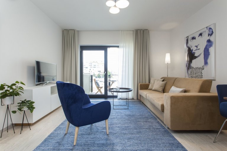 Cibulák se stal hlavním dekoračním prvkem bytu 2+kk v Karlíně, dnes jedné z nejpopulárnějších čtvrtí Prahy. Tento známý vzor porcelánu příjemně doplňuje…