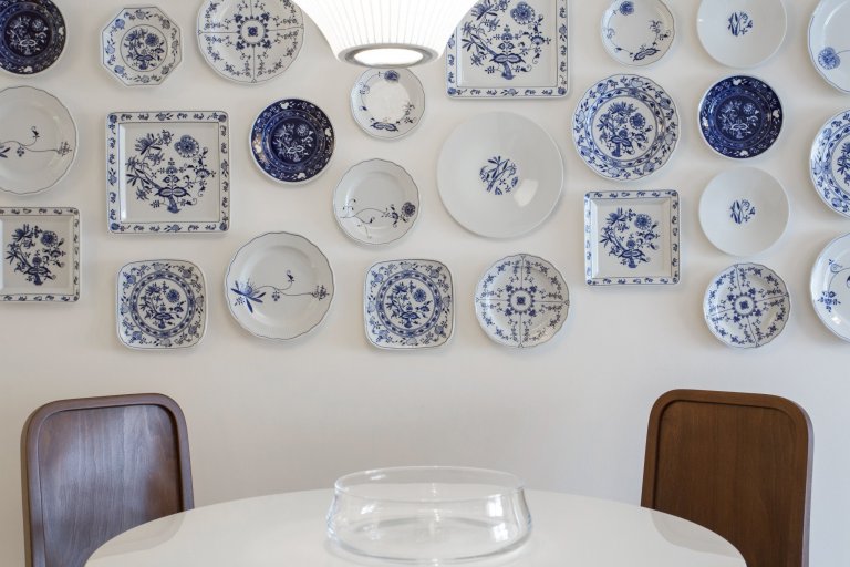 Cibulák se stal hlavním dekoračním prvkem bytu 2+kk v Karlíně, dnes jedné z nejpopulárnějších čtvrtí Prahy. Tento známý vzor porcelánu příjemně doplňuje…