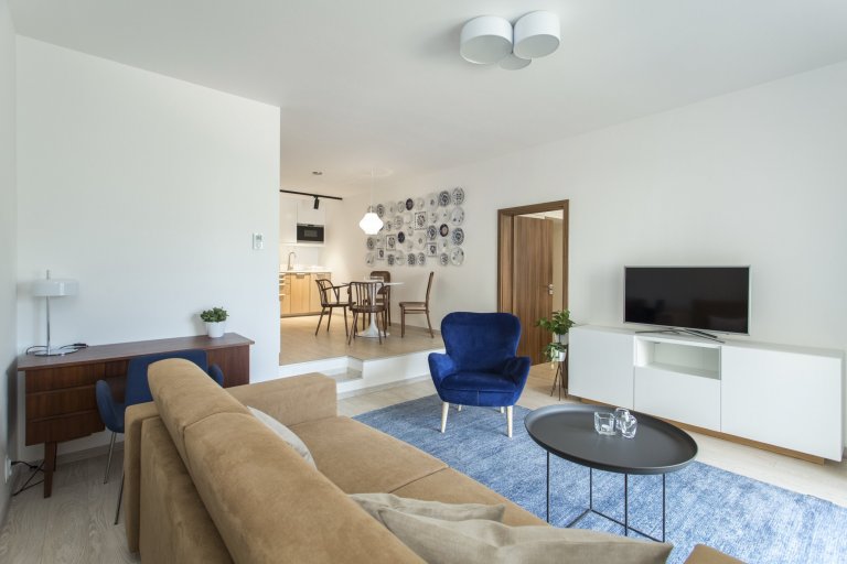 Cibulák se stal hlavním dekoračním prvkem bytu 2+kk v Karlíně, dnes jedné z nejpopulárnějších čtvrtí Prahy. Tento známý vzor porcelánu příjemně doplňuje…