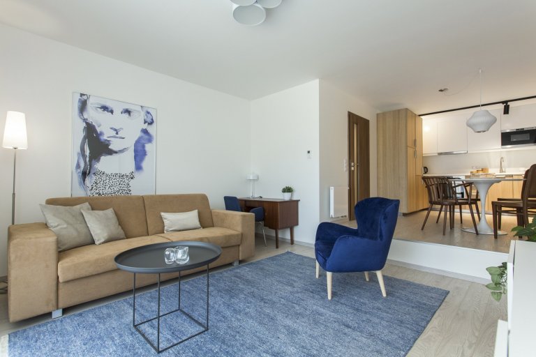 Cibulák se stal hlavním dekoračním prvkem bytu 2+kk v Karlíně, dnes jedné z nejpopulárnějších čtvrtí Prahy. Tento známý vzor porcelánu příjemně doplňuje…