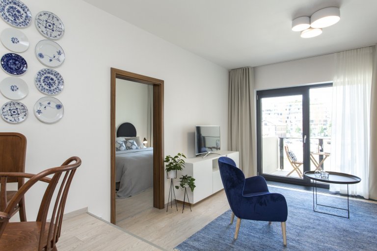 Cibulák se stal hlavním dekoračním prvkem bytu 2+kk v Karlíně, dnes jedné z nejpopulárnějších čtvrtí Prahy. Tento známý vzor porcelánu příjemně doplňuje…