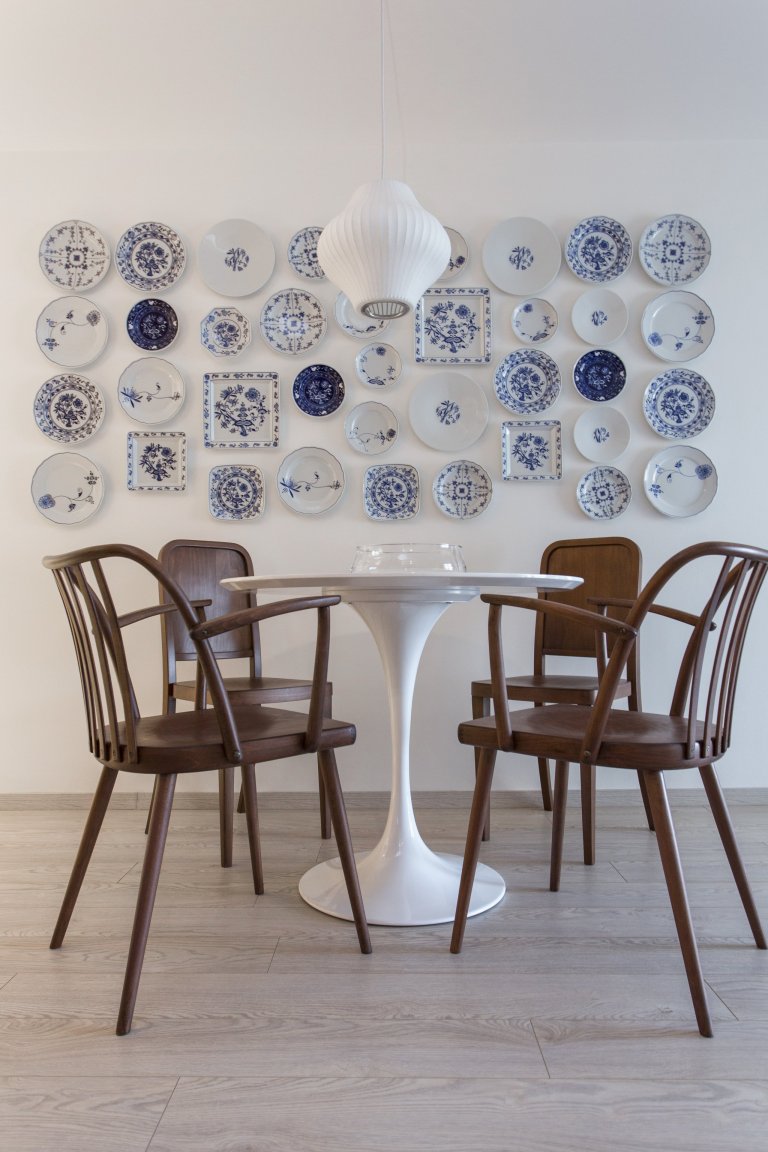 Cibulák se stal hlavním dekoračním prvkem bytu 2+kk v Karlíně, dnes jedné z nejpopulárnějších čtvrtí Prahy. Tento známý vzor porcelánu příjemně doplňuje…