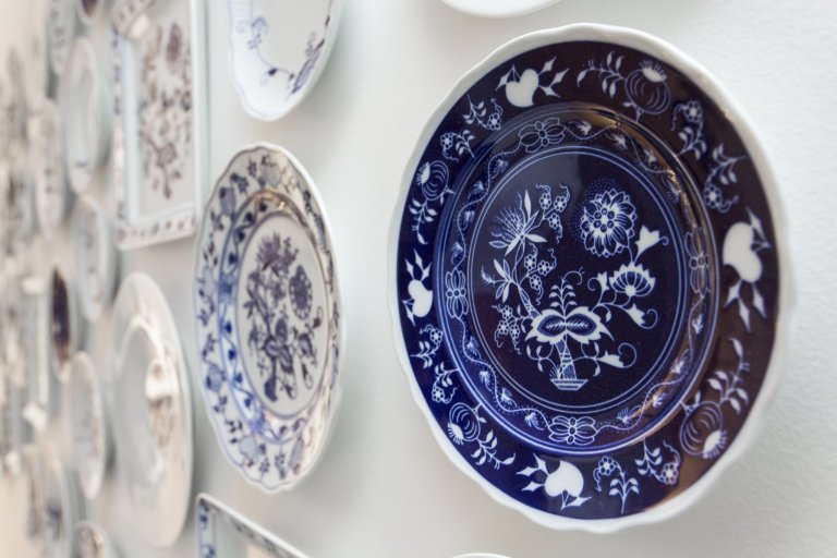 Cibulák se stal hlavním dekoračním prvkem bytu 2+kk v Karlíně, dnes jedné z nejpopulárnějších čtvrtí Prahy. Tento známý vzor porcelánu příjemně doplňuje…