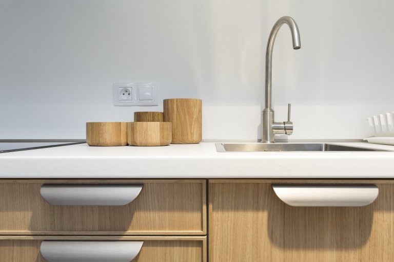 Cibulák se stal hlavním dekoračním prvkem bytu 2+kk v Karlíně, dnes jedné z nejpopulárnějších čtvrtí Prahy. Tento známý vzor porcelánu příjemně doplňuje…