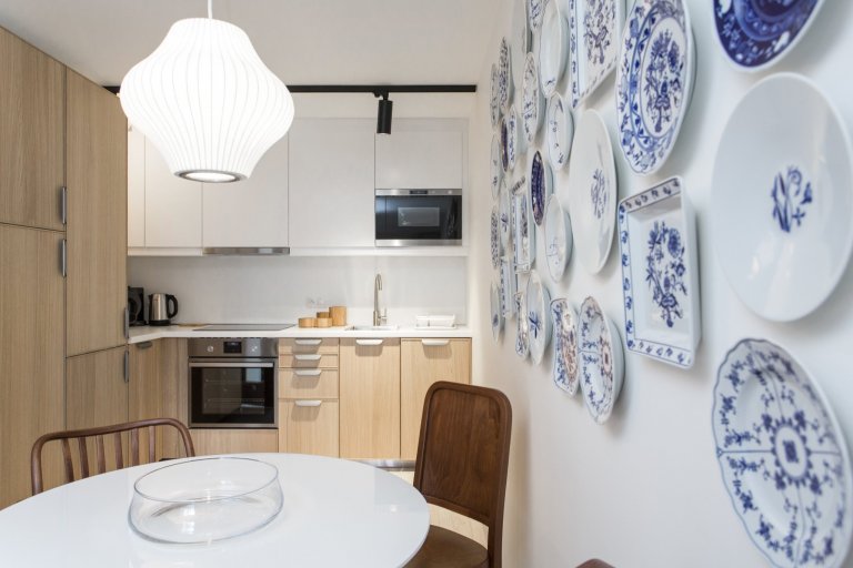 Cibulák se stal hlavním dekoračním prvkem bytu 2+kk v Karlíně, dnes jedné z nejpopulárnějších čtvrtí Prahy. Tento známý vzor porcelánu příjemně doplňuje…