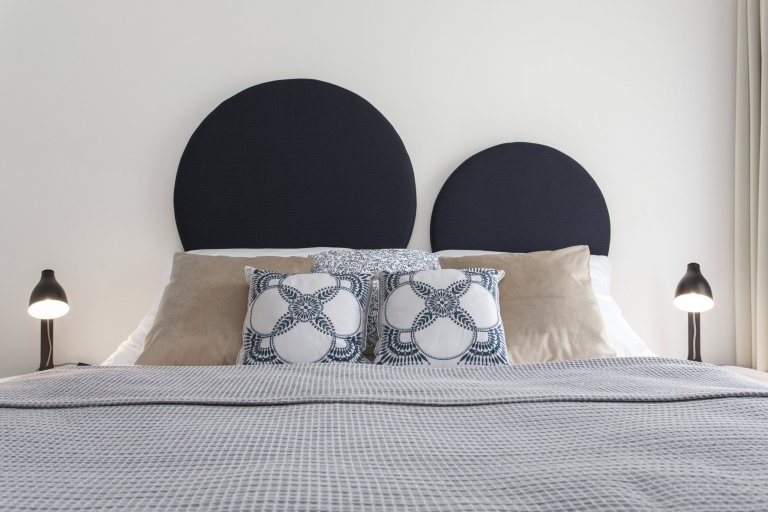 Cibulák se stal hlavním dekoračním prvkem bytu 2+kk v Karlíně, dnes jedné z nejpopulárnějších čtvrtí Prahy. Tento známý vzor porcelánu příjemně doplňuje…