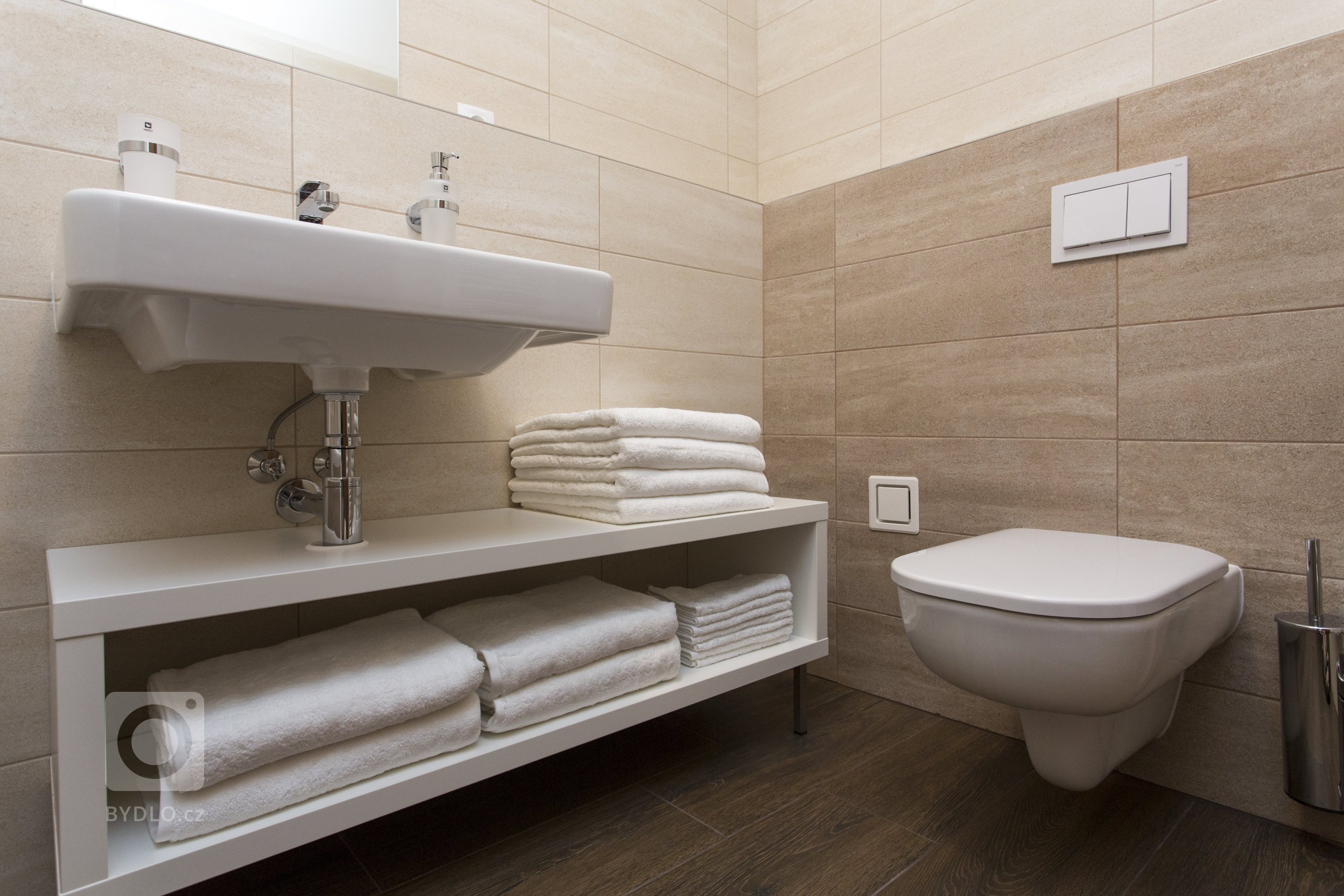 Cibulák se stal hlavním dekoračním prvkem bytu 2+kk v Karlíně, dnes jedné z nejpopulárnějších čtvrtí Prahy. Tento známý vzor porcelánu příjemně doplňuje…