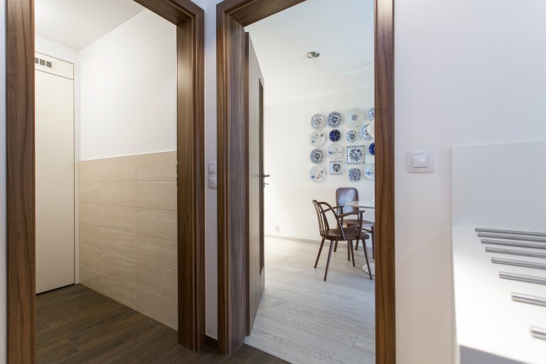 Cibulák se stal hlavním dekoračním prvkem bytu 2+kk v Karlíně, dnes jedné z nejpopulárnějších čtvrtí Prahy. Tento známý vzor porcelánu příjemně doplňuje…