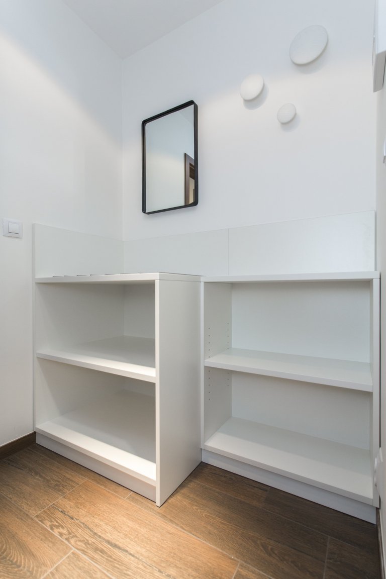 Cibulák se stal hlavním dekoračním prvkem bytu 2+kk v Karlíně, dnes jedné z nejpopulárnějších čtvrtí Prahy. Tento známý vzor porcelánu příjemně doplňuje…