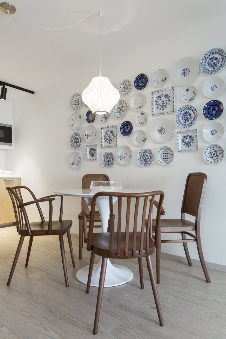 Cibulák se stal hlavním dekoračním prvkem bytu 2+kk v Karlíně, dnes jedné z nejpopulárnějších čtvrtí Prahy. Tento známý vzor porcelánu příjemně doplňuje…