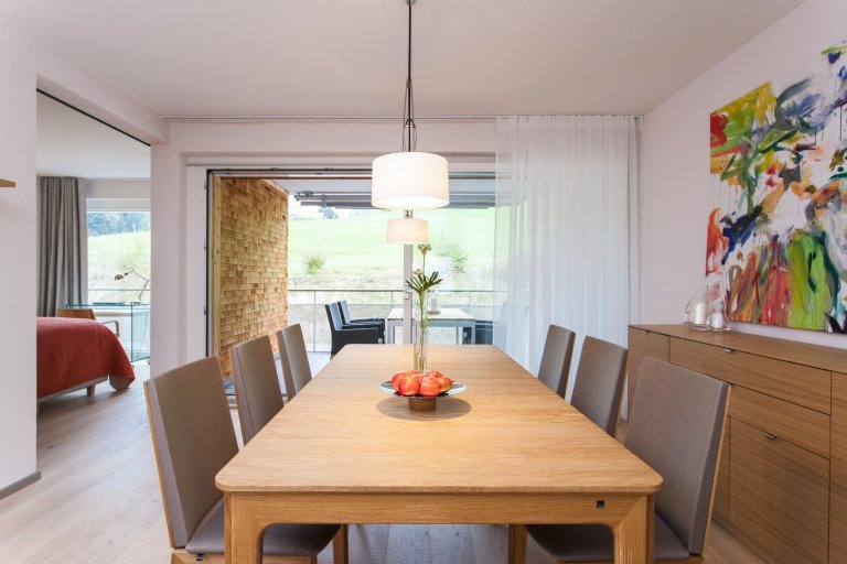 Byt 3+kk ve švýcarském Heidenu je součástí malého bytového komplexu zasazeného do krásného prostředí plného zeleně.&nbsp;V interiéru je kladen důraz na…