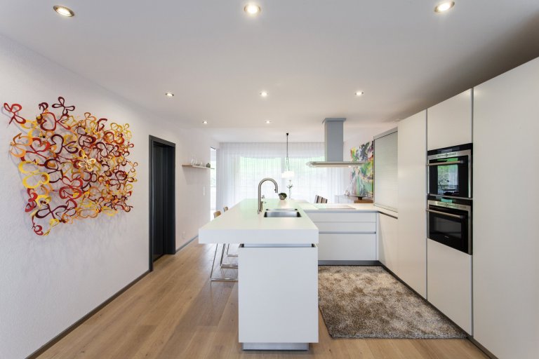 Byt 3+kk ve švýcarském Heidenu je součástí malého bytového komplexu zasazeného do krásného prostředí plného zeleně.&nbsp;V interiéru je kladen důraz na…