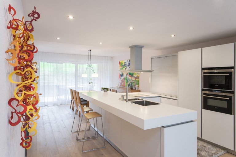 Byt 3+kk ve švýcarském Heidenu je součástí malého bytového komplexu zasazeného do krásného prostředí plného zeleně.&nbsp;V interiéru je kladen důraz na…